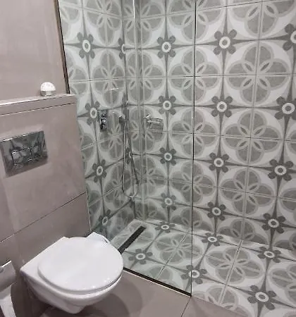 Lovely Duplex With Patio, 100m From The Beach! דירה Vlorë