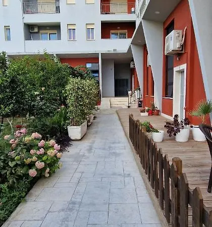 Апартаменты Lovely Duplex With Patio, 100m From The Beach!