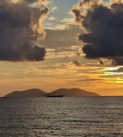 Lovely Duplex With Patio, 100m From The Beach! 公寓